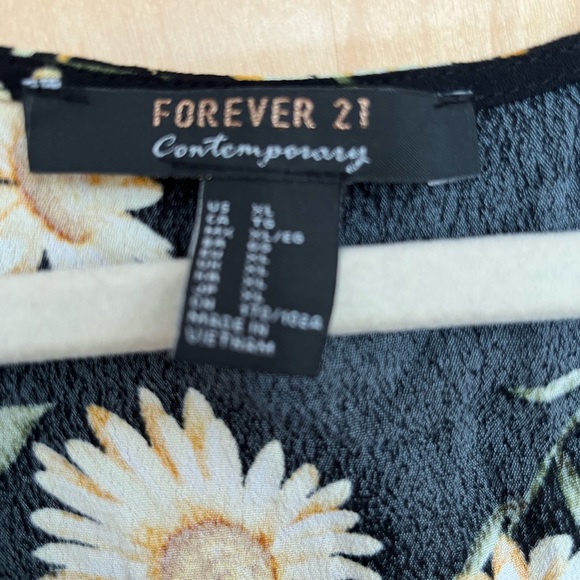 Midriff with flowy sleeves - Picture 2 of 2